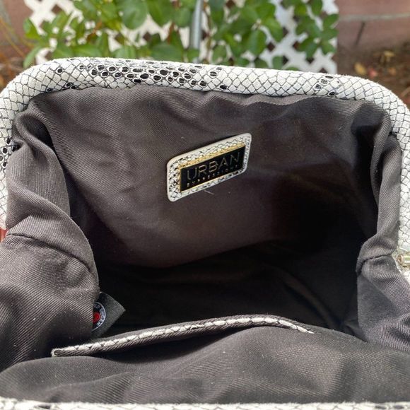 CASSIE SNAKESKIN PATTERN CLUTCH BAG - Picture 5 of 8